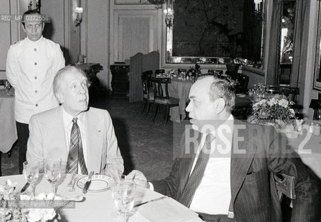 Jorge Louis Borges con Leonardo Sciascia, scrittori, ritratto 1982, Roma, Italia / Jorge Louis Borges with Leonardo Sciascia, writers, potrait 1982, Rome, Italy. ©Massimo Perelli/Rosebud2