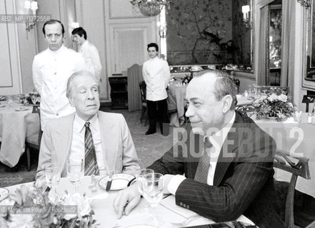 Jorge Louis Borges con Leonardo Sciascia, scrittori, ritratto 1982, Roma, Italia / Jorge Louis Borges with Leonardo Sciascia, writers, potrait 1982, Rome, Italy. ©Massimo Perelli/Rosebud2