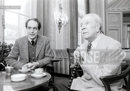 Jorge Louis Borges con Italo Calvino, scrittori, ritratto 1982, Roma, Italia / Jorge Louis Borges with Italo Calvino, writers, potrait 1982, Rome, Italy. ©Massimo Perelli/Rosebud2