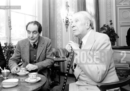 Jorge Louis Borges con Italo Calvino, scrittori, ritratto 1982, Roma, Italia / Jorge Louis Borges with Italo Calvino, writers, potrait 1982, Rome, Italy. ©Massimo Perelli/Rosebud2