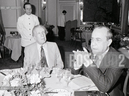 Jorge Louis Borges con Leonardo Sciascia, scrittori, ritratto 1982, Roma, Italia / Jorge Louis Borges with Leonardo Sciascia, writers, potrait 1982, Rome, Italy. ©Massimo Perelli/Rosebud2