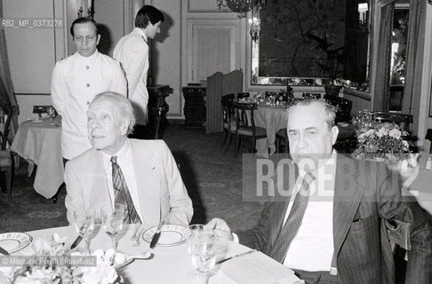 Jorge Louis Borges con Leonardo Sciascia, scrittori, ritratto 1982, Roma, Italia / Jorge Louis Borges with Leonardo Sciascia, writers, potrait 1982, Rome, Italy. ©Massimo Perelli/Rosebud2