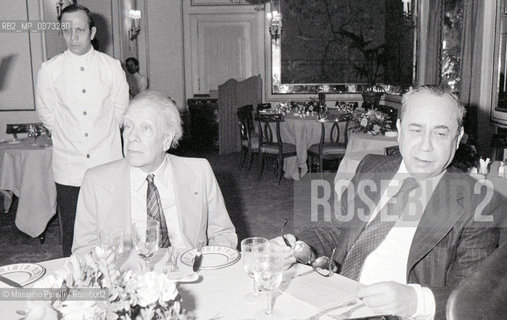 Jorge Louis Borges con Leonardo Sciascia, scrittori, ritratto 1982, Roma, Italia / Jorge Louis Borges with Leonardo Sciascia, writers, potrait 1982, Rome, Italy. ©Massimo Perelli/Rosebud2