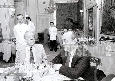 Jorge Louis Borges con Leonardo Sciascia, scrittori, ritratto 1982, Roma, Italia / Jorge Louis Borges with Leonardo Sciascia, writers, potrait 1982, Rome, Italy. ©Massimo Perelli/Rosebud2