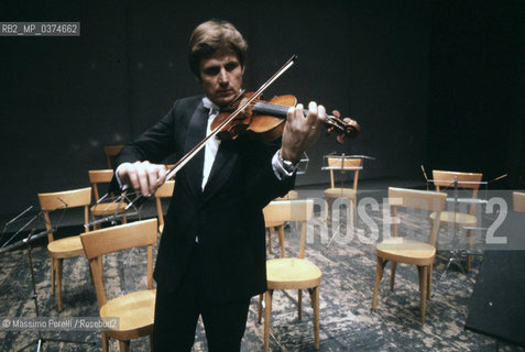 Uto Ughi, violinista, musica classica, ritratto 1985, Roma, Italia / Uto Ughi, violinist, classic music, potrait 1985, Rome, Italy. ©Massimo Perelli/Rosebud2