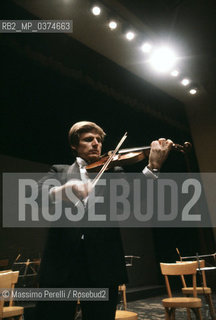 Uto Ughi, violinista, musica classica, ritratto 1985, Roma, Italia / Uto Ughi, violinist, classic music, potrait 1985, Rome, Italy. ©Massimo Perelli/Rosebud2