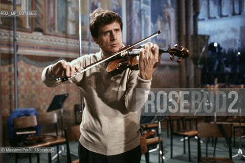 Uto Ughi, violinista, musica classica, ritratto 1994, Assisi, Italia / Uto Ughi, violinist, classic music, potrait 1994, Assisi, Italy. ©Massimo Perelli/Rosebud2