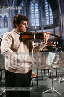 Uto Ughi, violinista, musica classica, ritratto 1994, Assisi, Italia / Uto Ughi, violinist, classic music, potrait 1994, Assisi, Italy. ©Massimo Perelli/Rosebud2