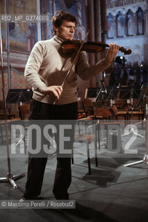 Uto Ughi, violinista, musica classica, ritratto 1994, Assisi, Italia / Uto Ughi, violinist, classic music, potrait 1994, Assisi, Italy. ©Massimo Perelli/Rosebud2