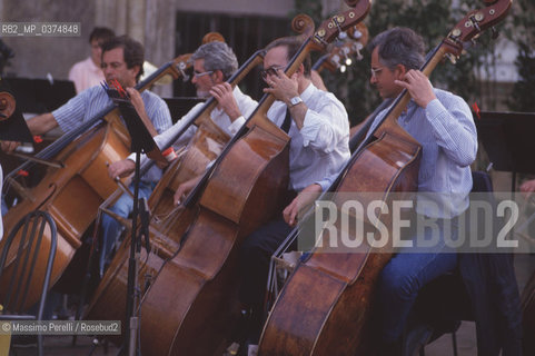 Orchestra sinfonica, contrabassi, musica classica, ritratto 1992, Roma, Italia / Sinfony Orchestra, basses, classic music, potrait 1992, Rome, Italy. ©Massimo Perelli/Rosebud2