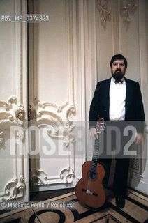 Oscar Ghiglia, chitarrista, musica classica, ritratto 1985, Roma, Italia / Oscar Ghiglia, guitarist, classic music, potrait 1985, Rome, Italy. ©Massimo Perelli/Rosebud2