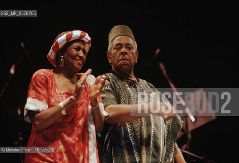 Dizzy Gillespie(rana)con Miryam Makeba, cantante, tromba, musica jazz, ritratto 1983, Roma, Italia / Dizzy Gillespie(frog)and Miryam Makeba, singer, trumpet, jazz music, potrait 1983, Rome, Italy. ©Massimo Perelli/Rosebud2