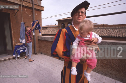 Guardie Svizzere in Vaticano, caporale in sua casa con moglie e figlia, ritratto 1992, Stato Vaticano, Roma, Italia / Swiss Guards in Vatican, corporal in his house with your wife and daughter, potrait 1992, Vatican State, Rome, Italy. ©Massimo Perelli/Rosebud2