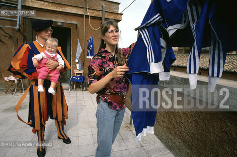 Guardie Svizzere in Vaticano, caporale in sua casa con moglie e figlia, ritratto 1992, Stato Vaticano, Roma, Italia / Swiss Guards in Vatican, corporal in his house with your wife and daughter, potrait 1992, Vatican State, Rome, Italy. ©Massimo Perelli/Rosebud2