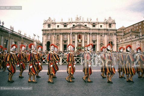 Guardie Svizzere in Vaticano, picchetto a Piazza S.Pietro, ritratto 1992, Stato Vaticano, Roma, Italia / Swiss Guards in Vatican, picket in S.Peter square, potrait 1992, Vatican State, Rome, Italy. ©Massimo Perelli/Rosebud2