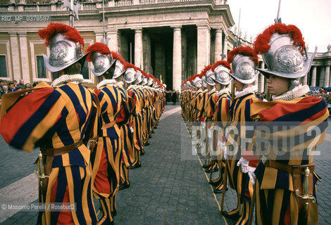 Guardie Svizzere in Vaticano, picchetto a Piazza S.Pietro, ritratto 1992, Stato Vaticano, Roma, Italia / Swiss Guards in Vatican, picket in S.Peter square, potrait 1992, Vatican State, Rome, Italy. ©Massimo Perelli/Rosebud2