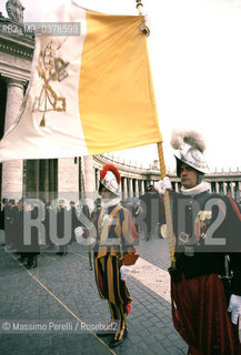 Guardie Svizzere in Vaticano, picchetto a Piazza S.Pietro, ritratto 1992, Stato Vaticano, Roma, Italia / Swiss Guards in Vatican, picket in S.Peter square, potrait 1992, Vatican State, Rome, Italy. ©Massimo Perelli/Rosebud2