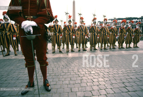 Guardie Svizzere in Vaticano, picchetto a Piazza S.Pietro, ritratto 1992, Stato Vaticano, Roma, Italia / Swiss Guards in Vatican, picket in S.Peter square, potrait 1992, Vatican State, Rome, Italy. ©Massimo Perelli/Rosebud2