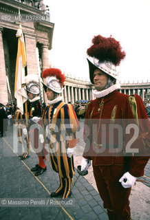 Guardie Svizzere in Vaticano, comandante Alois Estermann(ucciso da guardia svizzera Cedric Tornay)del picchetto a Piazza S.Pietro, ritratto 1992, Stato Vaticano, Roma, Italia / Swiss Guards in Vatican, commander Alois Estrmann (killed by Swiss Guard Cedric Tornay)of the picket in S.Peter square, potrait 1992, Vatican State, Rome, Italy. ©Massimo Perelli/Rosebud2