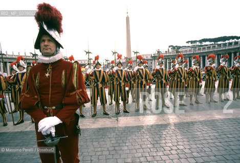 Guardie Svizzere in Vaticano, comandante Alois Estermann(ucciso da guardia svizzera Cedric Tornay)del picchetto a Piazza S.Pietro, ritratto 1992, Stato Vaticano, Roma, Italia / Swiss Guards in Vatican, commander Alois Estrmann (killed by Swiss Guard Cedric Tornay)of the picket in S.Peter square, potrait 1992, Vatican State, Rome, Italy. ©Massimo Perelli/Rosebud2