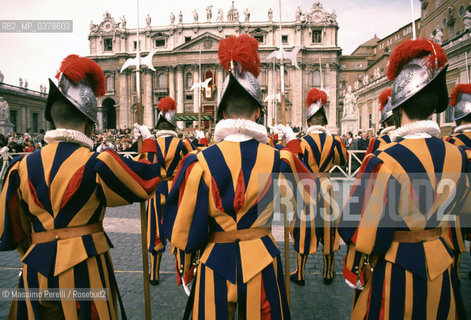 Guardie Svizzere in Vaticano, picchetto a Piazza S.Pietro, ritratto 1992, Stato Vaticano, Roma, Italia / Swiss Guards in Vatican, picket in S.Peter square, potrait 1992, Vatican State, Rome, Italy. ©Massimo Perelli/Rosebud2