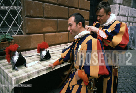 Guardie Svizzere in Vaticano, preparazione al picchetto in Piazza S.Pietro, ritratto 1992, Stato Vaticano, Roma, Italia / Swiss Guards in Vatican, picket prearation of S.Peter square, potrait 1992, Vatican State, Rome, Italy. ©Massimo Perelli/Rosebud2