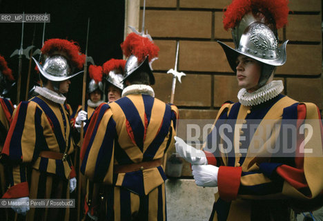 Guardie Svizzere in Vaticano, preparazione al picchetto in Piazza S.Pietro, ritratto 1992, Stato Vaticano, Roma, Italia / Swiss Guards in Vatican, picket prearation of S.Peter square, potrait 1992, Vatican State, Rome, Italy. ©Massimo Perelli/Rosebud2