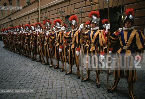 Guardie Svizzere in Vaticano, preparazione al picchetto in Piazza S.Pietro, ritratto 1992, Stato Vaticano, Roma, Italia / Swiss Guards in Vatican, picket prearation of S.Peter square, potrait 1992, Vatican State, Rome, Italy. ©Massimo Perelli/Rosebud2