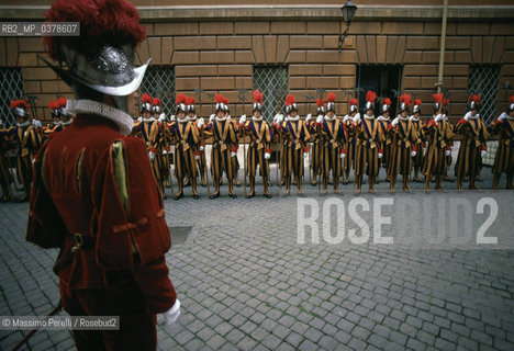 Guardie Svizzere in Vaticano, preparazione al picchetto in Piazza S.Pietro, ritratto 1992, Stato Vaticano, Roma, Italia / Swiss Guards in Vatican, picket prearation of S.Peter square, potrait 1992, Vatican State, Rome, Italy. ©Massimo Perelli/Rosebud2