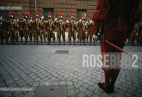 Guardie Svizzere in Vaticano, preparazione al picchetto in Piazza S.Pietro, ritratto 1992, Stato Vaticano, Roma, Italia / Swiss Guards in Vatican, picket prearation of S.Peter square, potrait 1992, Vatican State, Rome, Italy. ©Massimo Perelli/Rosebud2