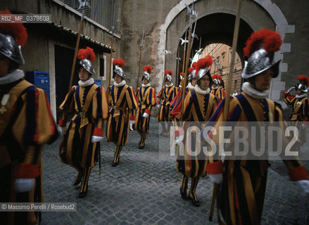 Guardie Svizzere in Vaticano, preparazione al picchetto in Piazza S.Pietro, ritratto 1992, Stato Vaticano, Roma, Italia / Swiss Guards in Vatican, picket prearation of S.Peter square, potrait 1992, Vatican State, Rome, Italy. ©Massimo Perelli/Rosebud2