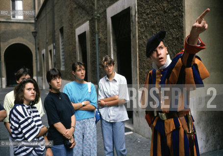 Guardie Svizzere in Vaticano, informazione a turisti, ritratto 1992, Stato Vaticano, Roma, Italia / Swiss Guards in Vatican, information at tourist, potrait 1992, Vatican State, Rome, Italy. ©Massimo Perelli/Rosebud2