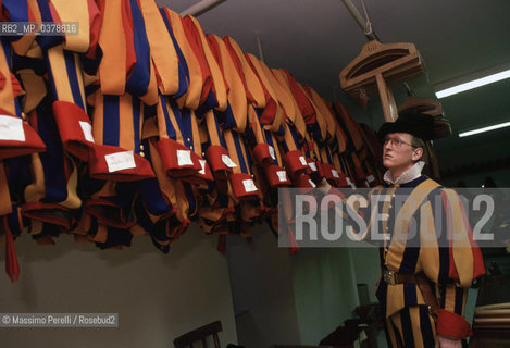 Guardie Svizzere in Vaticano, lavanderia, ritratto 1992, Stato Vaticano, Roma, Italia / Swiss Guards in Vatican, laundry, potrait 1992, Vatican State, Rome, Italy. ©Massimo Perelli/Rosebud2