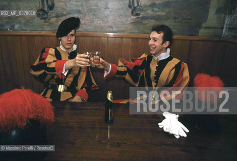 Guardie Svizzere in Vaticano, in loro taverna Pettolino, ritratto 1992, Stato Vaticano, Roma, Italia / Swiss Guards in Vatican, in their tavern Pettolino,  potrait 1992, Vatican State, Rome, Italy. ©Massimo Perelli/Rosebud2