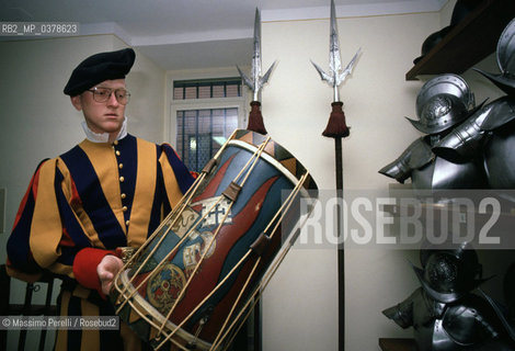 Guardie Svizzere in Vaticano, armeria, ritratto 1992, Stato Vaticano, Roma, Italia / Swiss Guards in Vatican, armory, potrait 1992, Vatican State, Rome, Italy. ©Massimo Perelli/Rosebud2