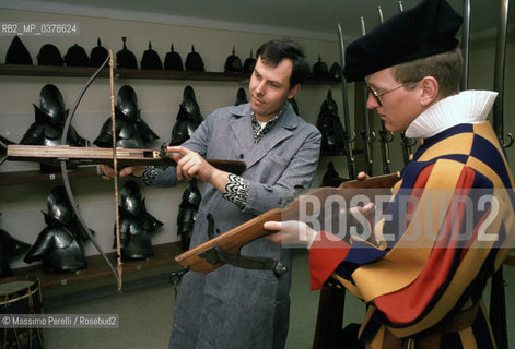 Guardie Svizzere in Vaticano, armeria, ritratto 1992, Stato Vaticano, Roma, Italia / Swiss Guards in Vatican, armory, potrait 1992, Vatican State, Rome, Italy. ©Massimo Perelli/Rosebud2