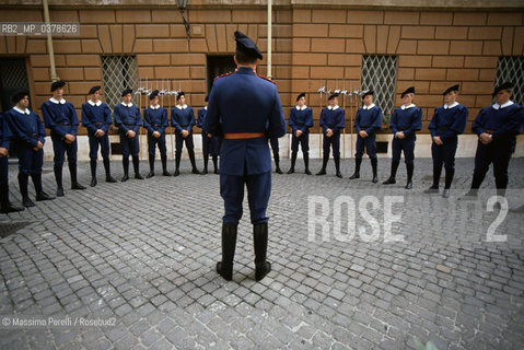 Guardie Svizzere in Vaticano, addestramento in divisa di notte blu, ritratto 1992, Stato Vaticano, Roma, Italia / Swiss Guards in Vatican, blu night uniform training, potrait 1992, Vatican State, Rome, Italy. ©Massimo Perelli/Rosebud2