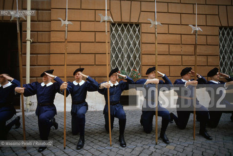 Guardie Svizzere in Vaticano, addestramento in divisa di notte blu, ritratto 1992, Stato Vaticano, Roma, Italia / Swiss Guards in Vatican, blu night uniform training, potrait 1992, Vatican State, Rome, Italy. ©Massimo Perelli/Rosebud2