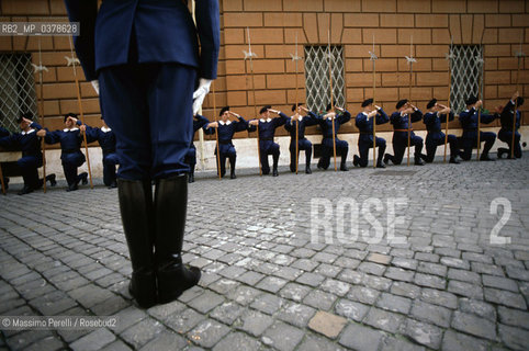 Guardie Svizzere in Vaticano, addestramento in divisa di notte blu, ritratto 1992, Stato Vaticano, Roma, Italia / Swiss Guards in Vatican, blu night uniform training, potrait 1992, Vatican State, Rome, Italy. ©Massimo Perelli/Rosebud2