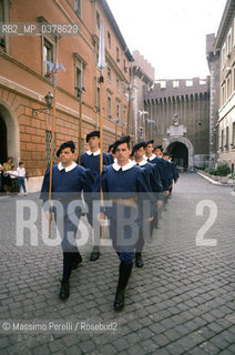 Guardie Svizzere in Vaticano, addestramento in divisa di notte blu, ritratto 1992, Stato Vaticano, Roma, Italia / Swiss Guards in Vatican, blu night uniform training, potrait 1992, Vatican State, Rome, Italy. ©Massimo Perelli/Rosebud2