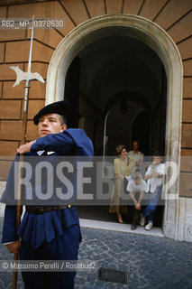 Guardie Svizzere in Vaticano, addestramento in divisa di notte blu, ritratto 1992, Stato Vaticano, Roma, Italia / Swiss Guards in Vatican, blu night uniform training, potrait 1992, Vatican State, Rome, Italy. ©Massimo Perelli/Rosebud2