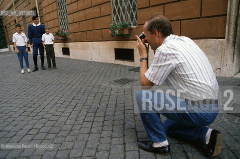 Guardie Svizzere in Vaticano, foto ricordo con familiari, ritratto 1992, Stato Vaticano, Roma, Italia / Swiss Guards in Vatican, souvenir photo with family, potrait 1992, Vatican State, Rome, Italy. ©Massimo Perelli/Rosebud2