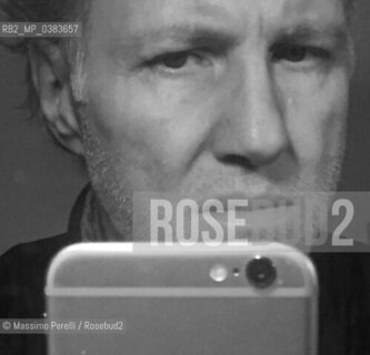 autoritratto con smartphone al tempo coronavirus, ritratto 2020, Roma, Italia / selfpotrait with smartphone at coronavirus time, potrait 2020, Rome,Italy, © Massimo Perelli/Rosebud2