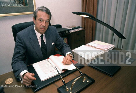 Joaquin Navarro-Valls, direttore Sala Stampa Santa Sede dal 1984 al 2006, nel suo studio, creatore figura mediatica di Papa Wojtyla, ritratto 1991, Vaticano, Roma, Italia / Joaquin Navarro-Valls, director Press Room Holy See from 1984 at 2006, in your office, creator media figure of the pope Wojtyla, potrait 1991, Vatican, Rome, Italy. ©Massimo Perelli/Rosebud2