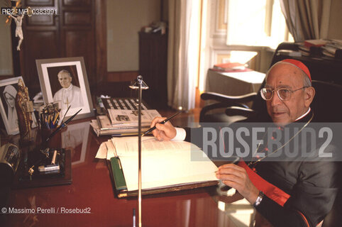 Card. Agostino Casaroli, nel suo studio privato, Segretario di Stato Vaticano, creatore Ostpolitik per caduta comunismo in est Europa, ritratto 1991, Vaticano, Italia / Card. Agostino Casaroli, in his private studio, Secretary of Vatican State, creator Ostpolitik by falling communism in est Europe, potrait 1991, Vatican, Italy. ©Massimo Perelli/Rosebud2