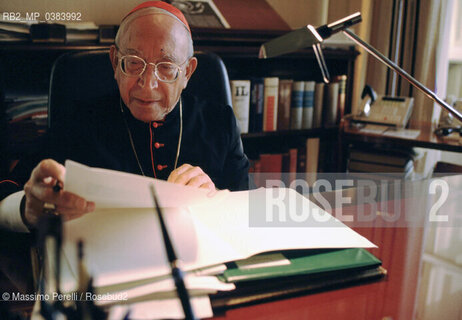 Card. Agostino Casaroli, nel suo studio privato, Segretario di Stato Vaticano, creatore Ostpolitik per caduta comunismo in est Europa, ritratto 1991, Vaticano, Italia / Card. Agostino Casaroli, in his private studio, Secretary of Vatican State, creator Ostpolitik by falling communism in est Europe, potrait 1991, Vatican, Italy. ©Massimo Perelli/Rosebud2