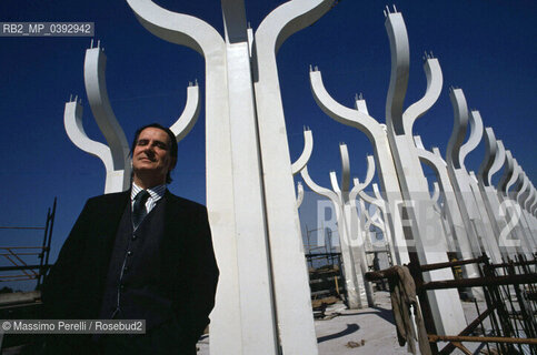 Paolo Portoghesi, architetto, in Moschea, 1992, Roma, Italia / Paolo Portoghesi, architet, in Mosque, 1992, Rome, Italy. ©Massimo Perelli/Rosebud2