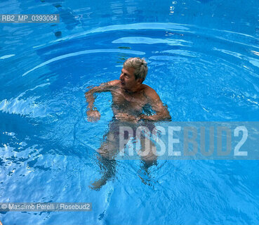 Uto Ughi, violinista, musica classica, in piscina, 2023, Roma, Italia / Uto Ughi, violinist, classic music, in swimming, 2023, Rome, Italy. ©Massimo Perelli/Rosebud2