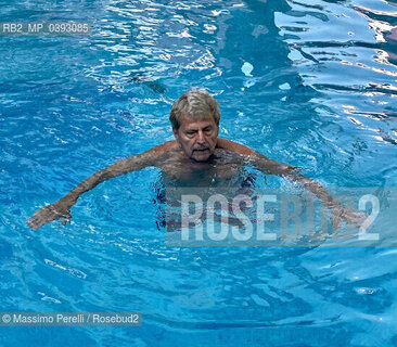 Uto Ughi, violinista, musica classica, in piscina, 2023, Roma, Italia / Uto Ughi, violinist, classic music, in swimming, 2023, Rome, Italy. ©Massimo Perelli/Rosebud2