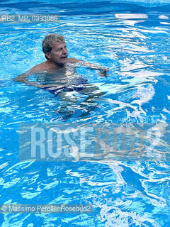 Uto Ughi, violinista, musica classica, in piscina, 2023, Roma, Italia / Uto Ughi, violinist, classic music, in swimming, 2023, Rome, Italy. ©Massimo Perelli/Rosebud2